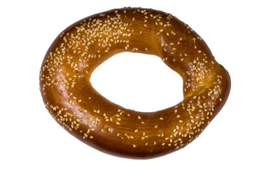 Beyaz arka planda izole edilmiş susam tohumlu simit.