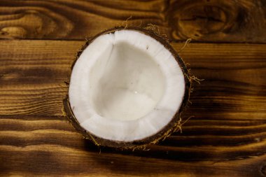 Kırsal ahşap masada taze hindistan cevizi.