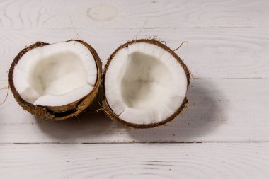 Beyaz ahşap masada taze hindistan cevizi. Üst görünüm