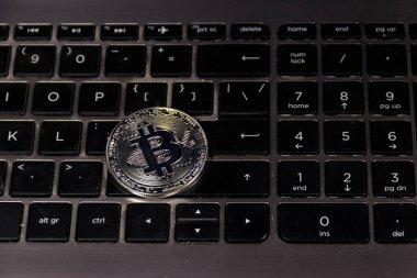Dizüstü bilgisayarda gümüş bitcoin. Kripto para birimi sanal para