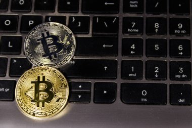 Laptop klavyesinde altın ve gümüş bitcoin. Kripto para birimi sanal para