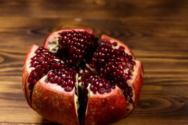 Tahta masada olgun nar meyvesi.