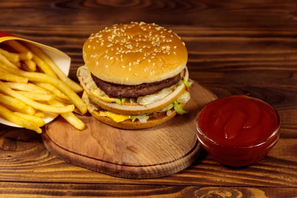 Delicioso Hambúrguer Grande Com Batatas Fritas Ketchup Mesa Madeira — Fotografia de Stock