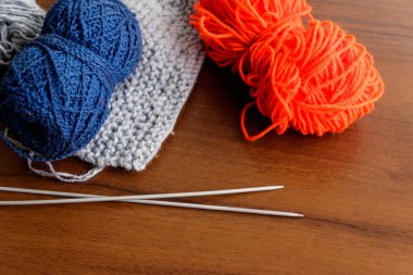 Yünlü iplik, örgü, ahşap masaya örgü iğneleri.