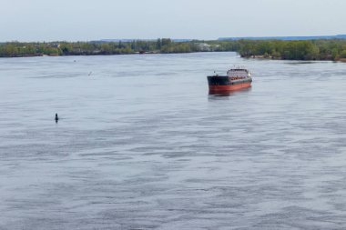 Kargo gemisi Dinyeper nehrinde yol alıyor.
