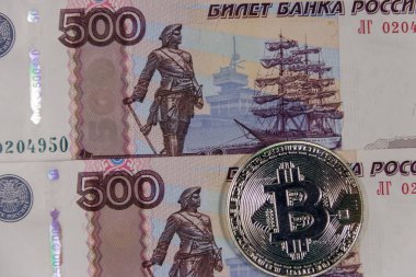 Gümüş Bitcoin üzerinde 500 Rus ruble banknotlar arka plan
