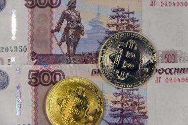 Altın ve gümüş Bitcoins üzerinde 500 Rus ruble banknotlar arka plan