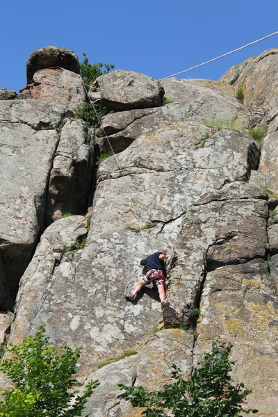 Hombre Escalador Trepando Una Roca — Foto de Stock