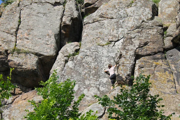 Bergsteigerin Klettert Auf Felsen — Stockfoto