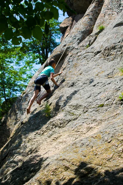 Niño Escalando Roca —  Fotos de Stock