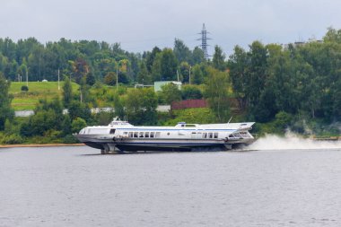 Rusya 'nın Yaroslavl kentindeki Volga nehrinde yelken açan hidrofolyo teknesi.