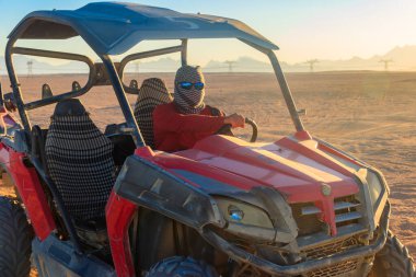 Mısır çölünde faytonlu arabalarla Safari gezisi