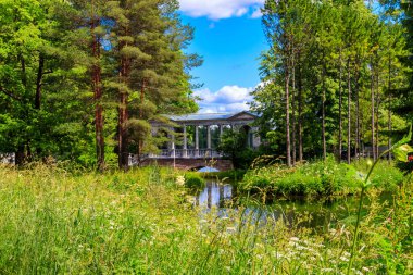 Mermer köprü veya Sibirya Mermer Galerisi, Rusya 'nın Tsarskoye Selo kentindeki Catherine Park' ta bulunan dekoratif bir Palladian köprüsü (galeri geçidi).