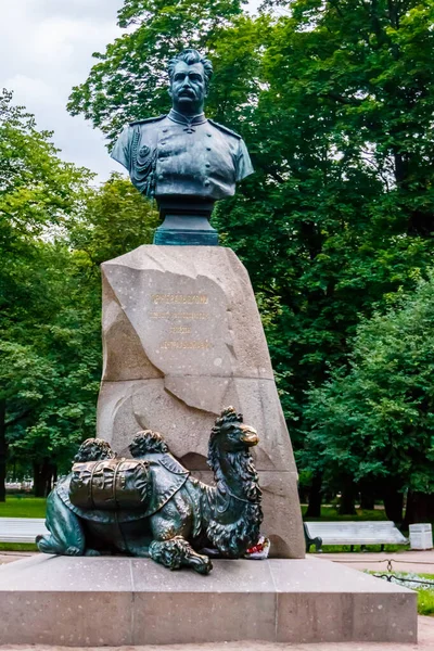 Pomnik Mikołaja Przhewalskiego Petersburgu Rosja — Zdjęcie stockowe