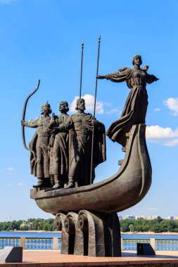Ukrayna 'nın Kyiv kentindeki Dinyeper nehrinin kenarındaki Kiev' in kurucularının anıtı.