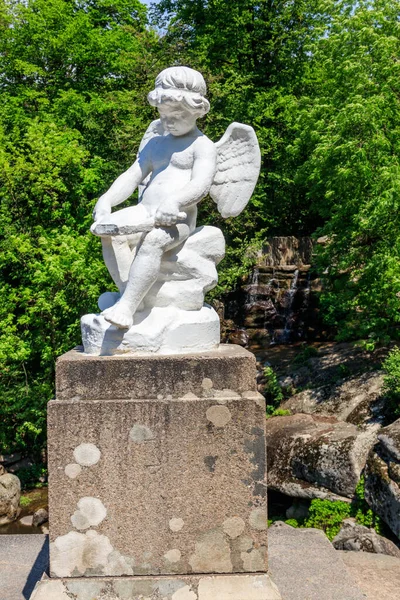 우크라이나 우만에 공원에 큐피드 조각상 — 스톡 사진