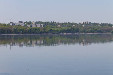 Ukrayna 'daki Dinyeper nehrindeki Kremenchug rezervuarının kıyısındaki Svetlovodsk şehrine bakın.