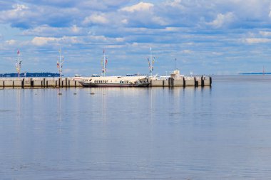 Finlandiya körfezinin açık sahillerine demirlemiş hidrofolyo tekneleri Peterhof 'da (St. Petersburg' un banliyösü), Rusya