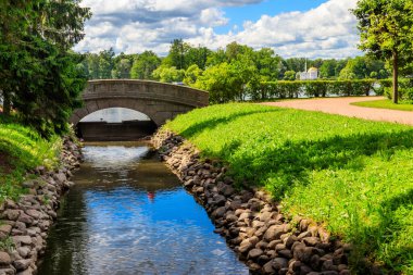 Puşkin (Tsarskoye Selo), Rusya 'da Catherine parkında küçük bir nehirde taş kemer köprüsü