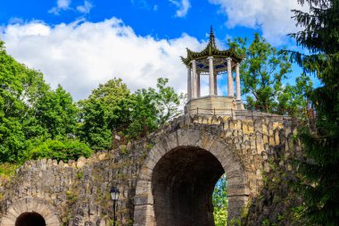 Puşkin 'deki İskender parkında (Tsarskoye Selo) köprüde Çince stili 