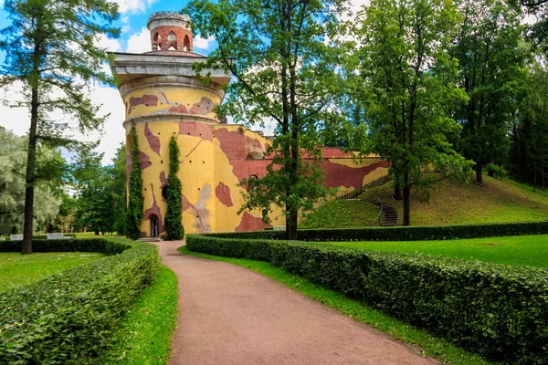 俄罗斯普希金Tsarskoye Selo凯瑟琳公园的塔被毁 — 图库照片