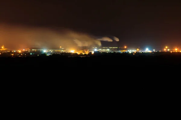 Vista Noturna Distrito Industrial Cidade Tubos Fumaça Fábrica — Fotografia de Stock