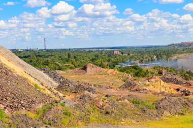 Demir cevheri ocağında yük treni