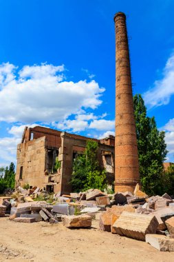 Eski terk edilmiş fabrikanın kalıntıları.