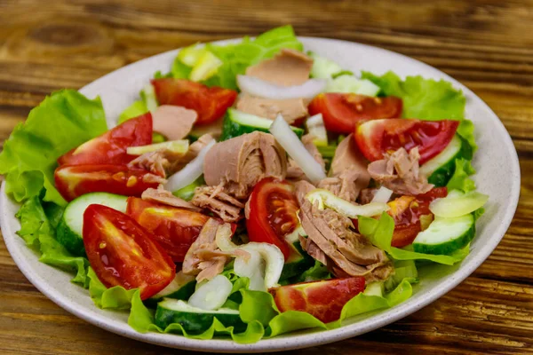 Leckerer Thunfischsalat Mit Salat Und Frischem Gemüse Auf Holztisch — Stockfoto