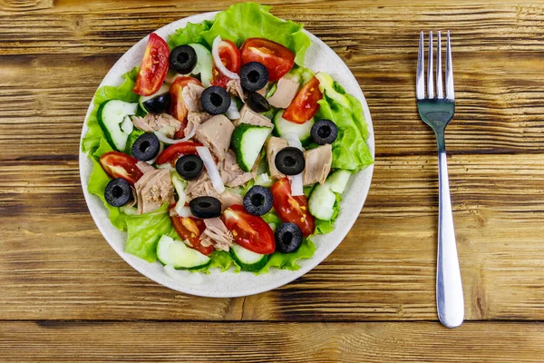 Leckerer Thunfischsalat Mit Salat Schwarzen Oliven Und Frischem Gemüse Auf — Stockfoto