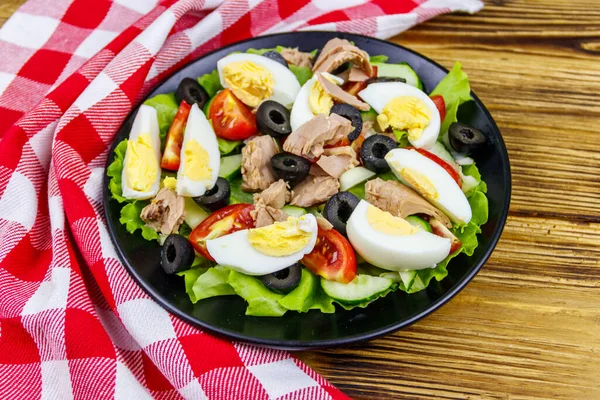 Leckerer Thunfischsalat Mit Salat Schwarzen Oliven Eiern Und Frischem Gemüse — Stockfoto