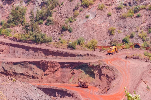 作業ダンプトラックや掘削機と巨大な鉄鉱石採石場クリブイリッチ ウクライナ — ストック写真