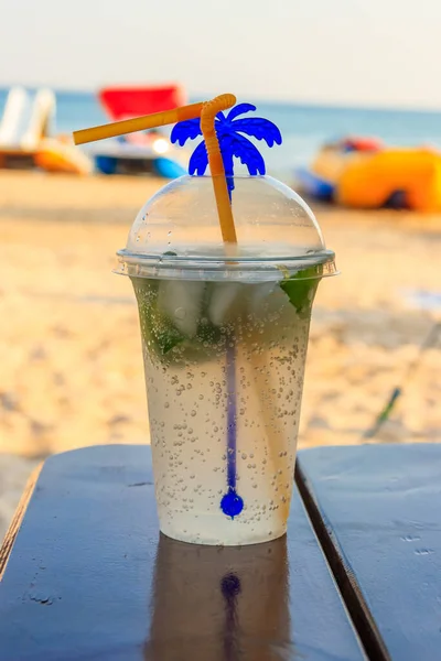 Verse Mojito Cocktail Een Tafel Een Achtergrond Van Tropische Strand — Stockfoto