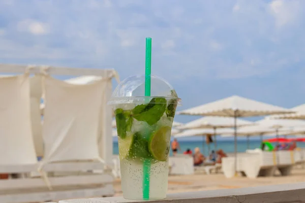 Verse Mojito Cocktail Een Tafel Een Achtergrond Van Tropische Strand — Stockfoto