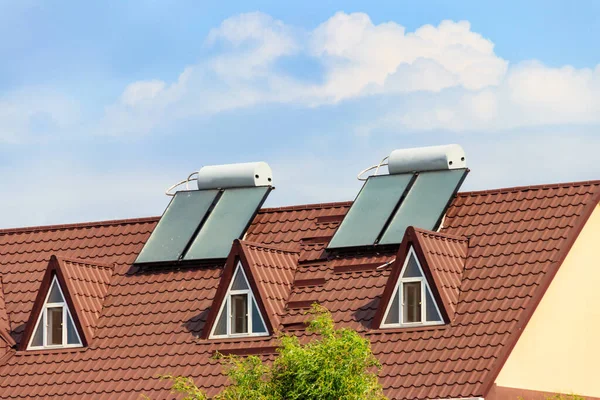 Ηλιακοί Θερμοσίφωνες Ταράτσα Κατοικιών Ανανεώσιμες Πηγές Ενέργειας — Φωτογραφία Αρχείου
