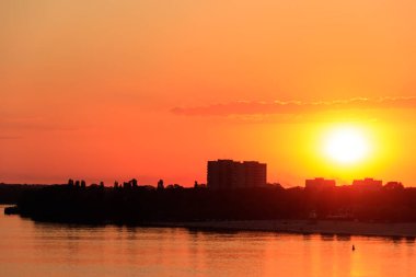 Kremenchug, Ukrayna 'daki Dinyeper Nehri üzerinde turuncu gün batımı