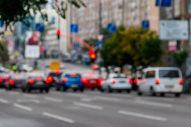 Şehir caddesinde sabah trafiğin bulanık arka planı
