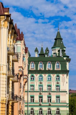 Ukrayna 'nın Kiev kentindeki Vozdvizhenka elit bölgesinin renkli evleri