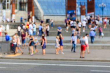 Şehir sokaklarında yürüyen insanların bulanık odaklı soyut arka planı. Tanımlanamayan yüzler