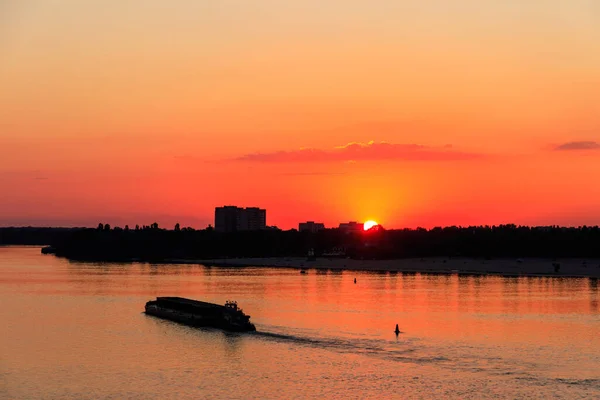 Ρυμουλκό Σπρώχνει Μια Βαριά Φορτηγίδα Στον Ποταμό Δνείπερου Ηλιοβασίλεμα — Φωτογραφία Αρχείου