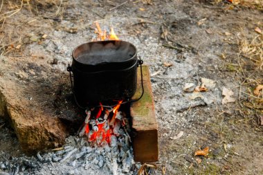 Kamp ateşinde yemek pişirmek