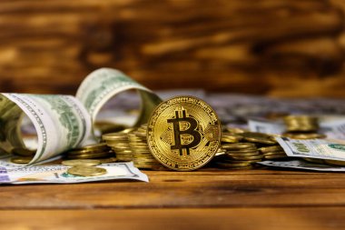 Altın bitcoin ve ahşap arka planda dolar