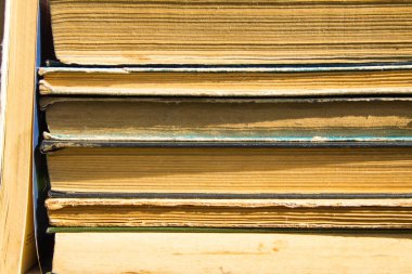 Eski kitapların yığını. Kitap arkaplanı