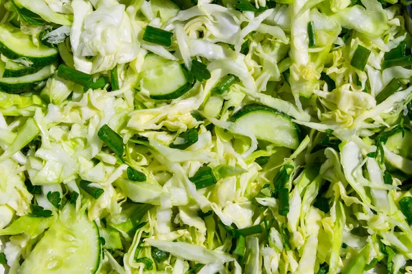 Ensalada Vegana Primavera Con Repollo Pepino Cebolla Verde Perejil Primer —  Fotos de Stock