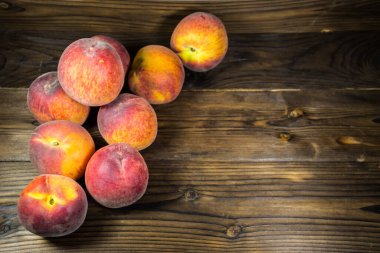 Tahta masada olgun şeftaliler