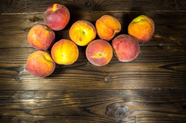 Tahta masada olgun şeftaliler