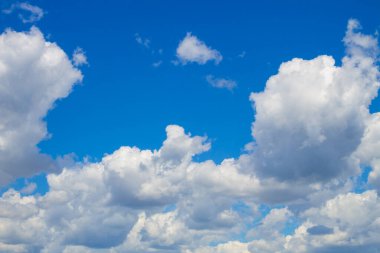 Mavi gökyüzünde beyaz bulutlar