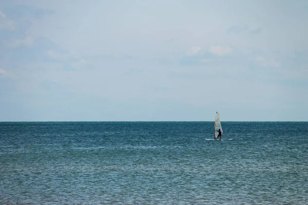 Vindsurfing Surfare Tränar Lugnt Hav Eller Hav Fritidsvattensporter Idyllisk Sommarsemester — Stockfoto