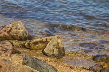 Kayaların üzerinden süzülen deniz dalgaları