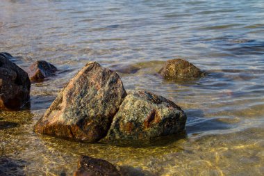 Kayaların üzerinden süzülen deniz dalgaları